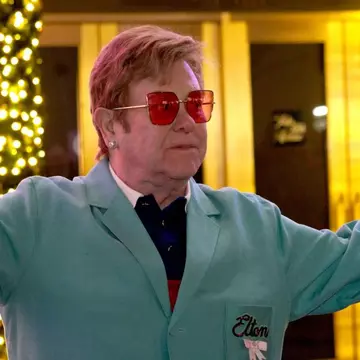 Ce avere are Elton John în 2024. Artistul britanic are sute de milioane de euro în cont și a obținut statutul EGOT