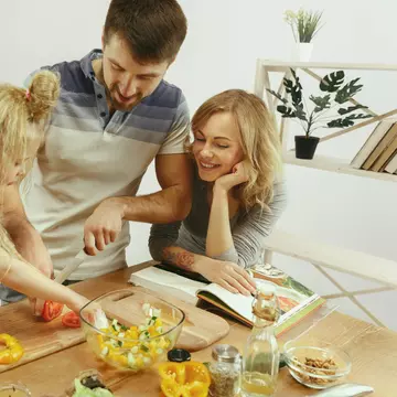 Să speli vasele manual sau să investești într-o mașină de spălat vase? Top 5 factori de decizie când îți amenajezi bucătăria