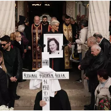 Cât a costat înmormântarea Mioarei Roman. Pachete cu icre de sturion, sarmale și dulceață de trandafiri, date de pomană la cimitir