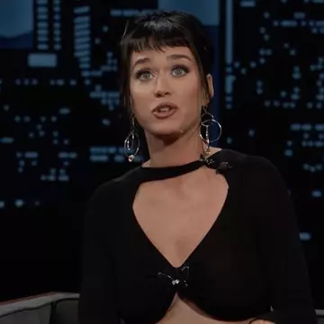 Katy Perry s-a „lovit” de Regele Charles și Regina Camilla, la Castelul Windsor: „Toată lumea alerga”