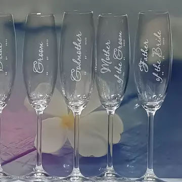 Sunteți gata să surprindeți și să încântați? Descoperiți arta paharelor de șampanie gravate