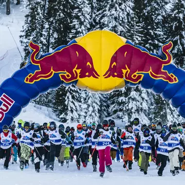 100 de schiori și snowboarderi s-au întrecut în weekend în cea mai trăsnită competiție de pe pârtie, Red Bull Homerun