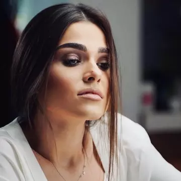 Theo Rose și-a făcut prima intervenție estetică la 26 de ani. „Prea nu se concentra nimeni când voia să se uite în ochii mei” / Foto