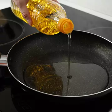 Ce să faci cu uleiul folosit la prăjit. Care este cel mai bun ulei și cum poate fi refolosit