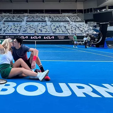 Andreea Bălan a spus de ce îi poartă numele iubitului, Cornea, în acte. "Sunt soție. Și mă amuz!"