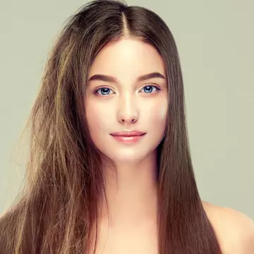 6 modalități prin care să-ți îndrepți părul în mod natural, acasă