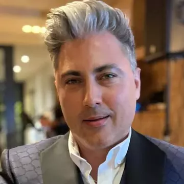 Alexandru Ciucu dezvăluie ce modele de costum se poartă în 2024 și ce culori să alegi dacă te căsătorești: „Pasiunea pentru haine este o moștenire de la bunica mea”/ Exclusiv