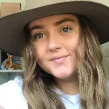 O tânără de 20 de ani s-a trezit paralizată, după ce și-a ignorat migrenele. Ce diagnostic a primit