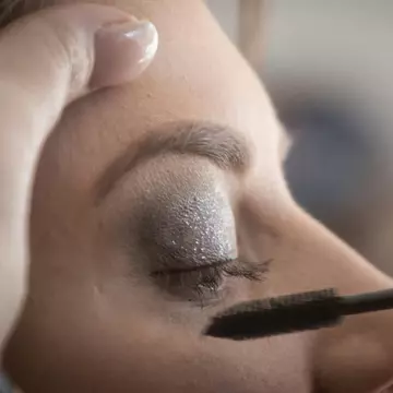 Ondulator de gene și mascara: micul truc pentru un look fabulos în doar câteva secunde