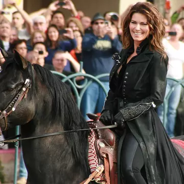 Shania Twain, greu de recunoscut după cea mai recentă schimbare de look. Fanii au confundat-o cu surorile Kardashian