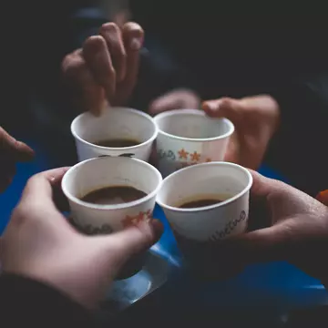 Urmează să mergi cu cortul la munte alături de prieteni? Uite 3 lucruri esențiale pe care să le aveți la voi!