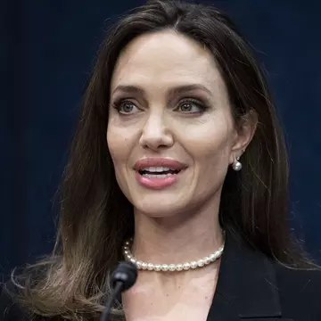 Angelina Jolie, surprinsă la cumpărături cu fiica Vivienne. La 15 ani, adolescenta este copia fidelă a mamei sale. Cum au fost fotografiate