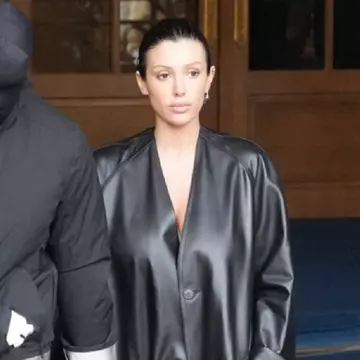 Bianca Censori, desculță și cu gleznele bandajate la Disneyland. "Ai nevoie de ajutor!" Cum a fost fotografiată alături de Kanye West