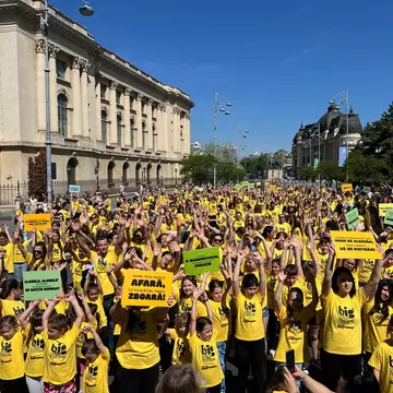 Big Little Festival anunțat printr-un flashmob-manifest – 800 de copii și părinți au dansat sincron