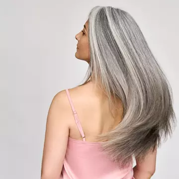 Cum să-ți vopsești corect părul grizonat acasă sau la salon. De ce trebuie să ții cont când ai fire albe