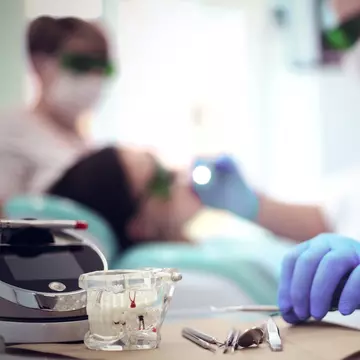 Cum poate o simplă carie să se transforme într-o infecție gravă la nivelul inimii. Avertismentul stomatologului