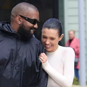 Bianca Censori, surprinsă de Kanye West într-un pat imens, într-o ipostază neașteptată. Cum a filmat-o