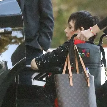 Liza Minnelli, ieșire cu prietenii în scaunul cu rotile. La 78 de ani, "Regina Broadway-ului" nu se mai poate deplasa singură