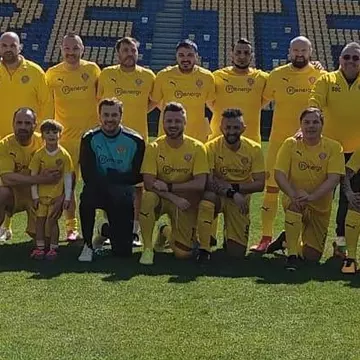 Artiști și fotbaliști celebri, într-un meci al prieteniei între România și Turcia, cu ocazia Zilei Naționale a Copilului sărbătorită în Republica Turcia pe 23 aprilie