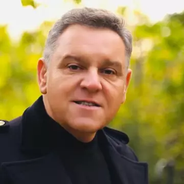La 55 de ani, Ovidiu Komornyik dezvăluie secretul relației cu soția sa: „Este o femeie puternică, independentă și în pas cu moda” / Exclusiv