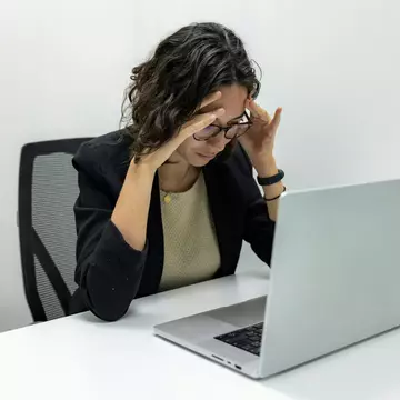 Sondaj eJobs x Up România: 41% dintre angajați sunt nemulțumiți și foarte nemulțumiți de actualul loc de muncă. Salariul, relația cu managerul și lipsa recunoașterii profesionale sunt principalele motive de frustrare. O treime declară că își va schimba jobul în perioada următoare