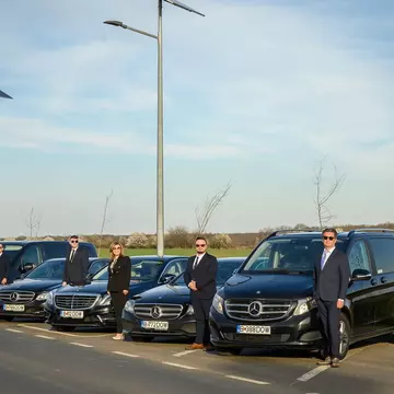 Navigați prin lumea afacerilor cu eleganță și confort alături de limuzinele David Intercar