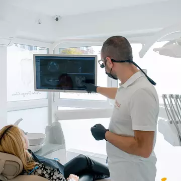 Ai dinți lipsă? Află de la Dr. Ilie Ilieș care sunt beneficiile unui implant dentar