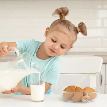 Laptele de vacă în alimentația copiilor: 5 beneficii pentru sănătate