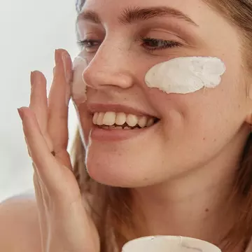 Întinerește-ți chipul cu aceste secrete de anti-ageing asiatice ale idolilor K-pop! De ce cremele de față coreene reprezintă un adevărat dar magic pentru o femeie modernă