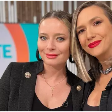 „Pot să vă spun sexul celui de-al patrulea copil al Laurei Cosoi”. Adela Popescu, povestiri din spatele scenei
