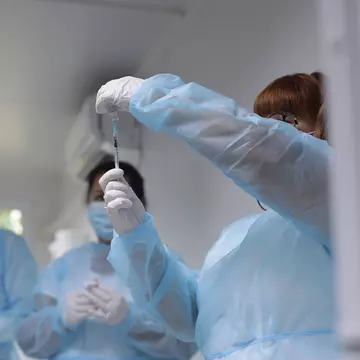 AstraZeneca retrage vaccinul anti-COVID-19 la nivel mondial. Vaxzevria a prezentat riscul apariției unui sindrom grav și rar