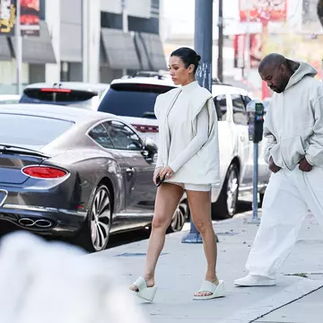 Porsche-ul primit de Bianca Censori de la soțul ei, ridicat și dus la reparații. Cum a fost fotografiată soția lui Kanye West înainte de tractare