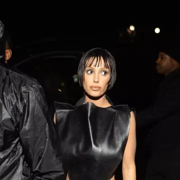 Bianca Censori, surprinsă pe stradă acoperindu-și bustul cu o pernă. Soția lui Kanye West stârnește noi controverse în Italia