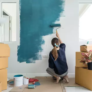 Cum să reîmprospătezi designul locuinței tale cu un buget redus