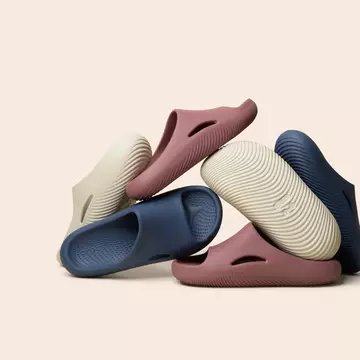 Colecția Crocs Mellow – confortul care te face să răsufli de ușurare