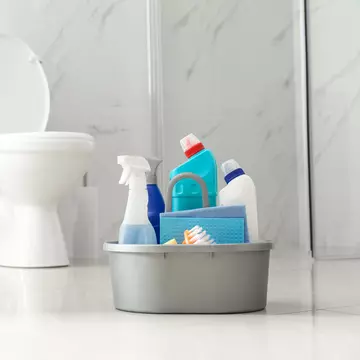 Cum să cureţi şi să faci să strălucească toaleta