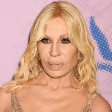 Donatella Versace a împlinit 69 de ani. Cum arăta sora creatorului imperiului Versace înainte de operațiile estetice