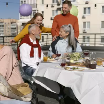 10 idei pentru a organiza o petrecere fără stres cu familia la tine acasă