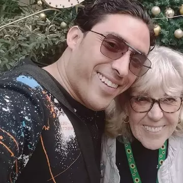 Ce a pățit o femeie de 83 de ani care s-a căsătorit cu un tânăr pe care l-a cunoscut pe Facebook
