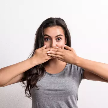 De ce apare respirația urât mirositoare și ce probleme grave de sănătate poate ascunde