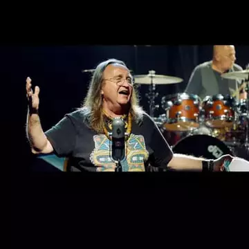 Cum reușește Mike Godoroja să stea peste 18 ore în picioare?