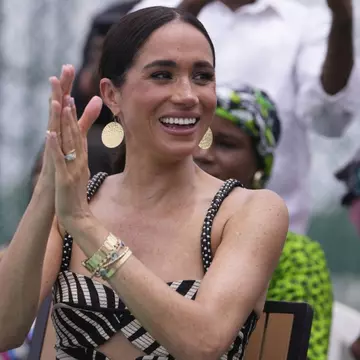 Meghan Markle o copiază pe Prințesa Diana, într-un blazer de 3.600 dolari. Cum a fost surprinsă ducesa de Sussex la revenirea în America