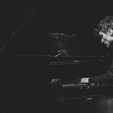 Pianistul Andrei Irimia continuă turneul "Lights & Shadows" în 10 orașe