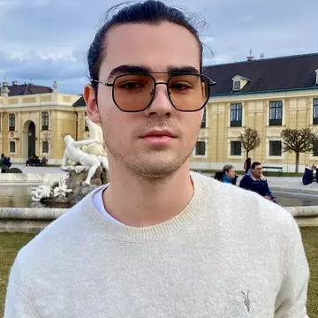 Radu Bănică, videoclip controversat. Fiul lui Ștefan Bănică s-a filmat în sicriu pentru piesa „Samsara”