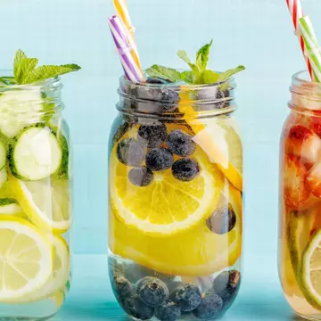 10 băuturi detoxifiante care te ajută să slăbești. Cum să le prepari acasă