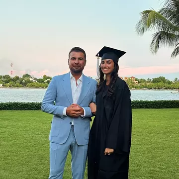 Adriana, fata cea mare a lui Adrian Mutu, a absolvit liceul. „Te iubim!” Soția și ceilalți trei copii ai antrenorului, prezenți la festivitate / Foto&Video