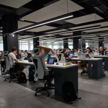 Piața muncii, după primele 6 luni: peste 150.000 de joburi noi și 5,3 milioane de aplicări. Angajatorii din retail, servicii și call – center / BPO au venit cu cele mai multe oferte pentru candidați