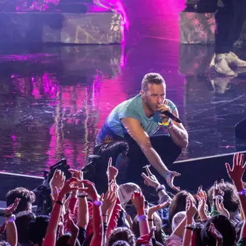 Babasha, pentru a doua oară pe scenă alături de Coldplay. Chris Martin, discurs impresionant: „Huiduiți-mă timp de cinci secunde!”