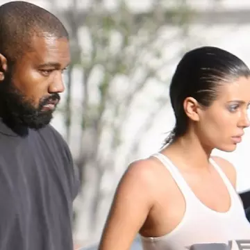 Bianca Censori, la cină într-o pelerină transparentă, fără lenjerie intimă. Soția lui Kanye West a atras toate privirile în Italia