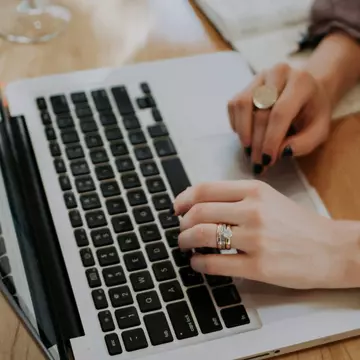 Sondaj eJobs: 4 din 10 angajați folosesc în mod frecvent tool-uri de AI pentru a-și ușura sarcinile de la job. Aproape jumătate dintre respondenți nu au folosit niciodată astfel de instrumente